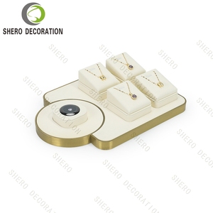 Exhibidores de Joyería de Terciopelo Beige Hechos a Medida con Borde Metálico Dorado, Bandeja de Joyería con Diseño Personalizado para Boutique Minorista - Product Image 4