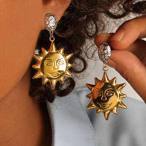 Boucles d'oreilles classiques vintage bicolores Sun Drop en acier inoxydable plaqué or 18K PVD unisexe et résistantes à l'eau - Product Image 1