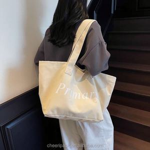 กระเป๋าผ้าแคนวาสเดนิมวินเทจพร้อมดีเทลตกแต่งพู่สำหรับผู้หญิง เหมาะสำหรับงานเทศกาลดนตรี คอนเสิร์ต และกิจกรรมกลางแจ้ง - Product Image 5