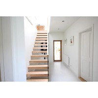 Escalier flottant intérieur avec système d'éclairage LED intégré