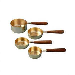 Ensemble de 4 tasses à mesurer en métal au design moderne avec poignées en bois, finition dorée, passe au lave-vaisselle, qualité supérieure - Product Image 1