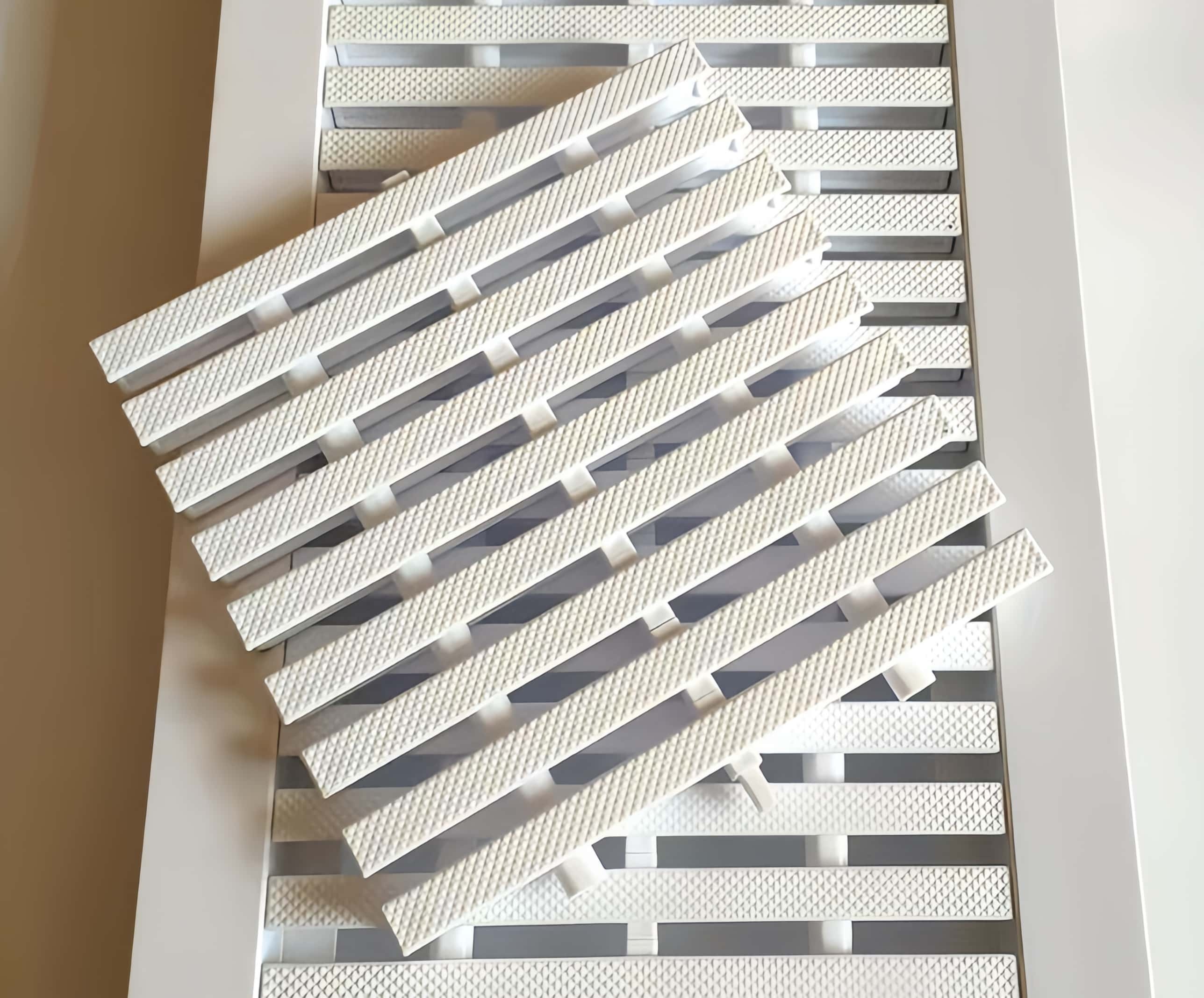 Multi-buckle grille