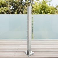 Poteau carré en acier inoxydable à fixation au sol avec trous pré-percés pour balcon et escalier