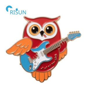 Spilla Smaltata Personalizzata con <span class=keywords><strong>Gufo</strong></span> Cartoon che Suona la Chitarra, Accessorio per Appassionati - Product Image 3