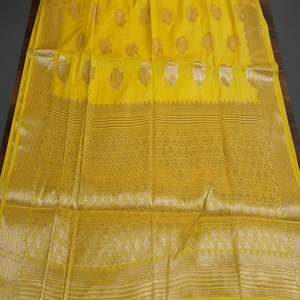 Sari traditionnel en soie jaune pour femmes avec bordure en zari doré, motif Buti, collection élégante pour mariages et occasions festives - Product Image 4