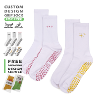 Chaussettes de yoga personnalisées en tricot brodé pour femmes, mi-mollet, pour Pilates et fitness, avec logo brodé et grip antidérapant.