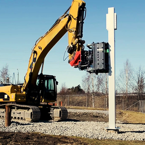 อุปกรณ์ติดตั้งด้านหน้าของรถขุดคือค้อนตอกเสาเข็ม ใช้สำหรับการก่อสร้างฐานรากของฝั่งแม่น้ำ - Product Image 2