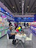 Vente en gros usine : Mini machine à griffes japonaise à monnayeur, économique, pour attraper des bonbons et petites poupées en peluche, pour 2 personnes