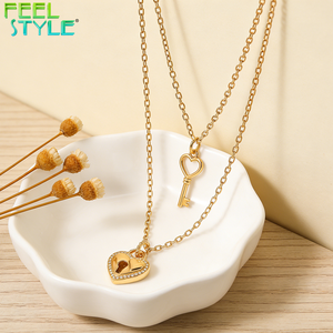 Collier personnalisé en acier inoxydable épais plaqué <span class=keywords><strong>or</strong></span> PVD, chaîne fine superposée, pendentif clé <span class=keywords><strong>d</strong></span>'amour et cadenas cœur incrusté de zircon - Product Image 1