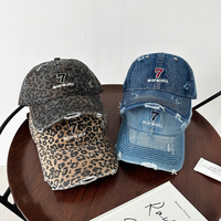 Casquette de baseball vintage délavée à imprimé léopard et broderie de lettres en jean, bords effilochés et usés