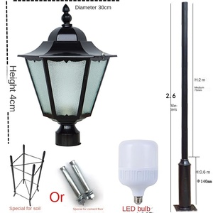 Lampadaire de jardin extérieur en fer avec abat-jour en verre LED, lumière blanc chaud 2700K, IP66, ampoule A19, alimentation solaire, hauteur 2,6 m, détecteur de mouvement, garantie 10 ans - Product Image 1