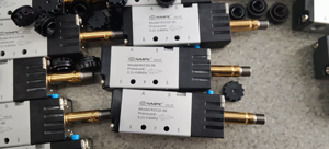 4V210-08 วาล์วควบคุมลมแก๊สแม่เหล็ก 5 ทาง 2 ตำแหน่ง 12V 24V 220V ข้อต่อสายยางขนาด 4 มม.-12 มม. - Product Image 1