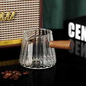 SNW Eleganter gestreifter Borosilikatglas-Holzgriff Hitze beständiger Milch becher mit kreativer Waage für Kaffee party - Product Image 5