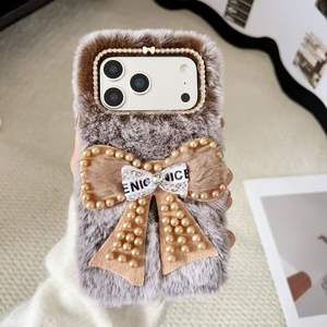Funda de teléfono de piel de felpa de leopardo para iPhone con soporte para lente de cámara y funda de invierno suave y cálida con pompón peludo para niñas - Product Image 2