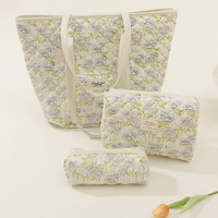 Trousse de maquillage en coton matelassé de grande capacité pour femmes pour trousse de toilette nœud Logo personnalisé Sac fourre-tout gonflé à fermeture éclair souple à la mode