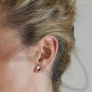 Lotus ASTM F136 Titane Géométrique en forme de Diamant Pyramidal, Clou de Piercing à Dos Plat sans Filetage pour Cartilage - Product Image 3