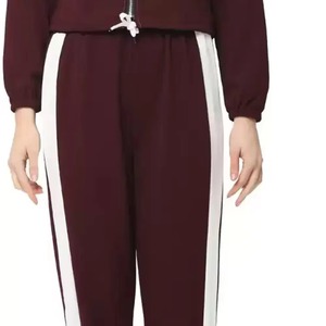 Ensemble de survêtement pour femme, couleur bordeaux et blanc, à blocs de couleur, manches longues, style sportif tricoté avec bande latérale, coupe classique, toutes occasions - Product Image 4