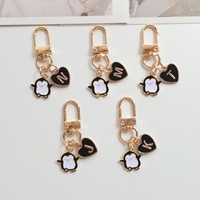 Porte-clés pingouin mignon avec initiale personnalisée, breloque cœur noir, pendentif de sac tendance, accessoires pour clés, cadeau d'amitié, vente en gros