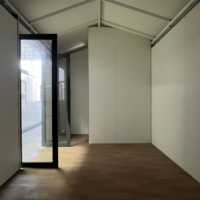 Cabane préfabriquée modulaire avec revêtement en bois grainé, maison d'hôtes de glamping et abri de stockage pour parc forestier, hébergement de camping