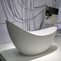 Baignoire transparente en forme de croissant, idéale comme baignoire de trempage pour adultes dans les hôtels de luxe
