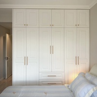 Armoire de chambre intégrée classique moulée en usine avec quincaillerie dorée et système de rangement complet pour appartement (OEM)