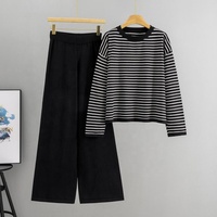Ensemble deux pièces en tricot rayé pour femme, haut à col rond et pantalon large taille haute, tenue décontractée basique pour le quotidien, la détente et les trajets.