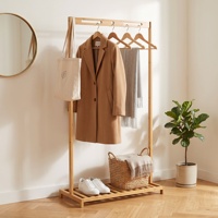 Porte-vêtements en bambou avec étagère à chaussures à lattes simples, tringle à vêtements autoportante avec barre supérieure découpée unique pour entrée