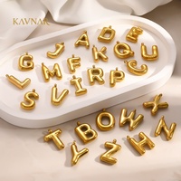 KAVNAR Vente en gros de breloques personnalisées avec logo, plaquées or 18 carats, en acier inoxydable, lettres initiales, pendentifs à bulles pour bijoux DIY