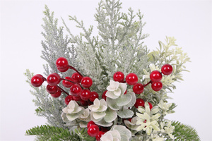 การจัดดอกไม้ประดิษฐ์สำหรับคริสต์มาส พร้อมผลเบอร์รี่สีแดง กิ่งสนเคลือบน้ำแข็งในกระถาง ตกแต่งโต๊ะกลางบ้านในฤดูหนาว - Product Image 4