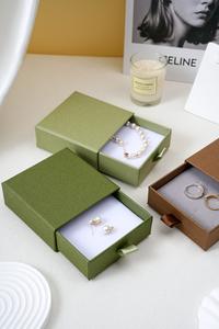 Caja de Joyería Portátil de Alta Calidad, Caja Rígida con Forro de Esponja y Logotipo Estampado en Oro para Collares, Anillos y Pendientes - Product Image 4