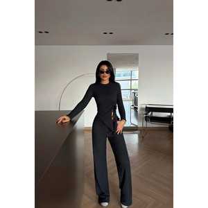 Costume pantalon en satin noir pour femme de bureau, formel et décontracté, avec décoration boutonnée - Product Image 3