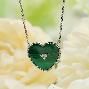 Sofisticado Colgante de Corazón de Oro Sólido de 9K/14K/18K con Acento de Malaquita Verde para Joyería Romántica de Boda - Product Image 5