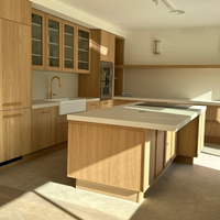 Ensemble de meubles de cuisine classiques traditionnels en bois massif avec table à manger, grain de bois naturel, plan de travail en marbre