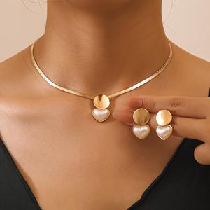 طقم مجوهرات نسائي أنيق وعصري يتضمن قلادة بحلية لؤلؤية على شكل قلب وأقراط، مطلي بالكهرباء من سبائك معدنية - Product Image 6