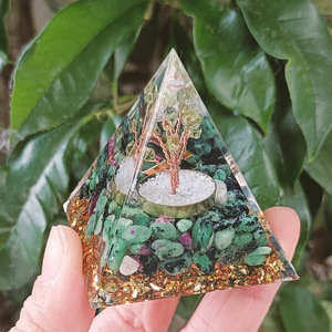 Pirámide de Cristal con Piedras, Adorno de Resina Epoxi para Escritorio, Decoración para Acuario, Árbol de Olivo, Joya Roja y Verde, Regalo Ecológico - Product Image 3