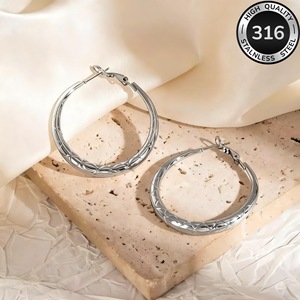 Pendientes grandes retro tallados con motivos étnicos, de acero de titanio, dorados, con relieve circular, que no se desvanecen, para mujer - Product Image 3