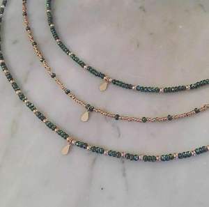 قلادة فاخرة من لؤلؤ المياه العذبة الأكثر مبيعًا بقشرة كريستال ملونة من الحجر الطبيعي سلسلة ذهبية قلادة مطرزة بالخرز للنساء مجوهرات - Product Image 5