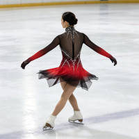 Robe de patinage artistique à dégradé noir et rouge avec strass, col montant, manches longues, en maille, pour compétition et spectacle sur glace, pour adultes et enfants