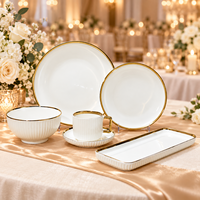 Lot de 32 pièces de vaisselle de luxe en porcelaine à bord doré, assiettes en céramique blanches en gros pour hôtels 5 étoiles et restaurants
