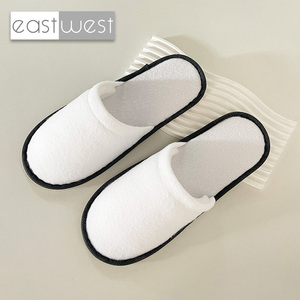 Vente en gros de pantoufles est-ouest de bonne qualité pour hommes pantoufles dormeuses noir pour hôtels Logo personnalisé pour femmes pantoufles d'été pour la sieste - Product Image 2