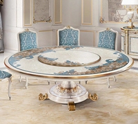 Table et chaises de salle à manger de style rococo luxueux avec des accents dorés et des meubles élégants