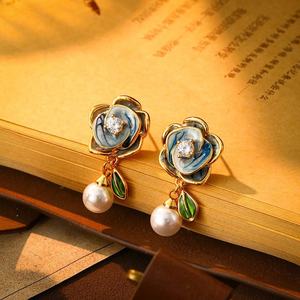 Pendientes de Lujo Retro de Alta Gama, Nuevos Pendientes de Perlas de Camelia Chinas, Esmalte Moderno con Diseño de Flores Esmaltadas, Regalo Perfecto para Mujer - Product Image 4