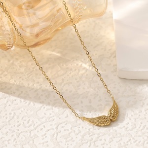 Collana con Ciondolo Ali d'Angelo in Acciaio Inossidabile Placcato Oro 18K, Personalizzabile con Doppio Foro, Ali 3D, Catena Antiossidante per Donne - Product Image 4