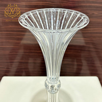 Nouveau support de mariage best-seller en acrylique, support de centre de table en acrylique transparent en forme de corne, vase à fleurs pour la décoration de la table à manger à la maison