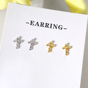 México Venta caliente 18K chapado en oro forma <span class=keywords><strong>de</strong></span> cruz pequeños pendientes <span class=keywords><strong>de</strong></span> tuerca para niñas - Product Image 2