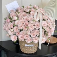 Vente en gros de paniers de fleurs tissées en herbe Seau à étreindre Bouquet de roses à main Arrangement décoratif de fleurs fraîches