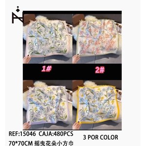 Foulard Quadrato Floreale 70x70cm in Seta Morbida Stampata, Accessorio Moda Donna - Product Image 3