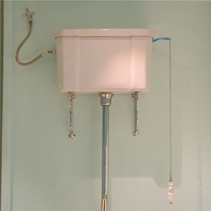 WC de luxe deux pièces de style victorien classique avec réservoir en céramique à haut niveau, double chasse, siphon en P et couvercle de chasse à l'arrêt progressif - Product Image 3
