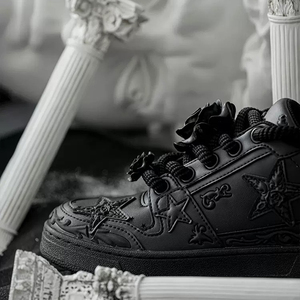 Chaussures de skateboard noires romantiques gothiques, ornées de motifs floraux en relief, de roses 3D, baskets basses - Product Image 4