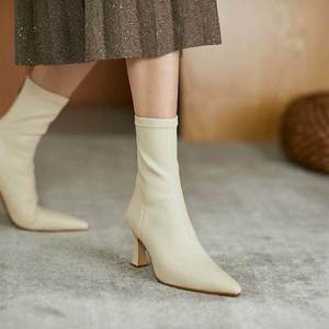<span class=keywords><strong>Bottines</strong></span> en <span class=keywords><strong>cuir</strong></span> pour femmes noires de haute qualité avec bout pointu à talons hauts <span class=keywords><strong>Chelsea</strong></span> Bootie pour la saison d'automne - Product Image 6